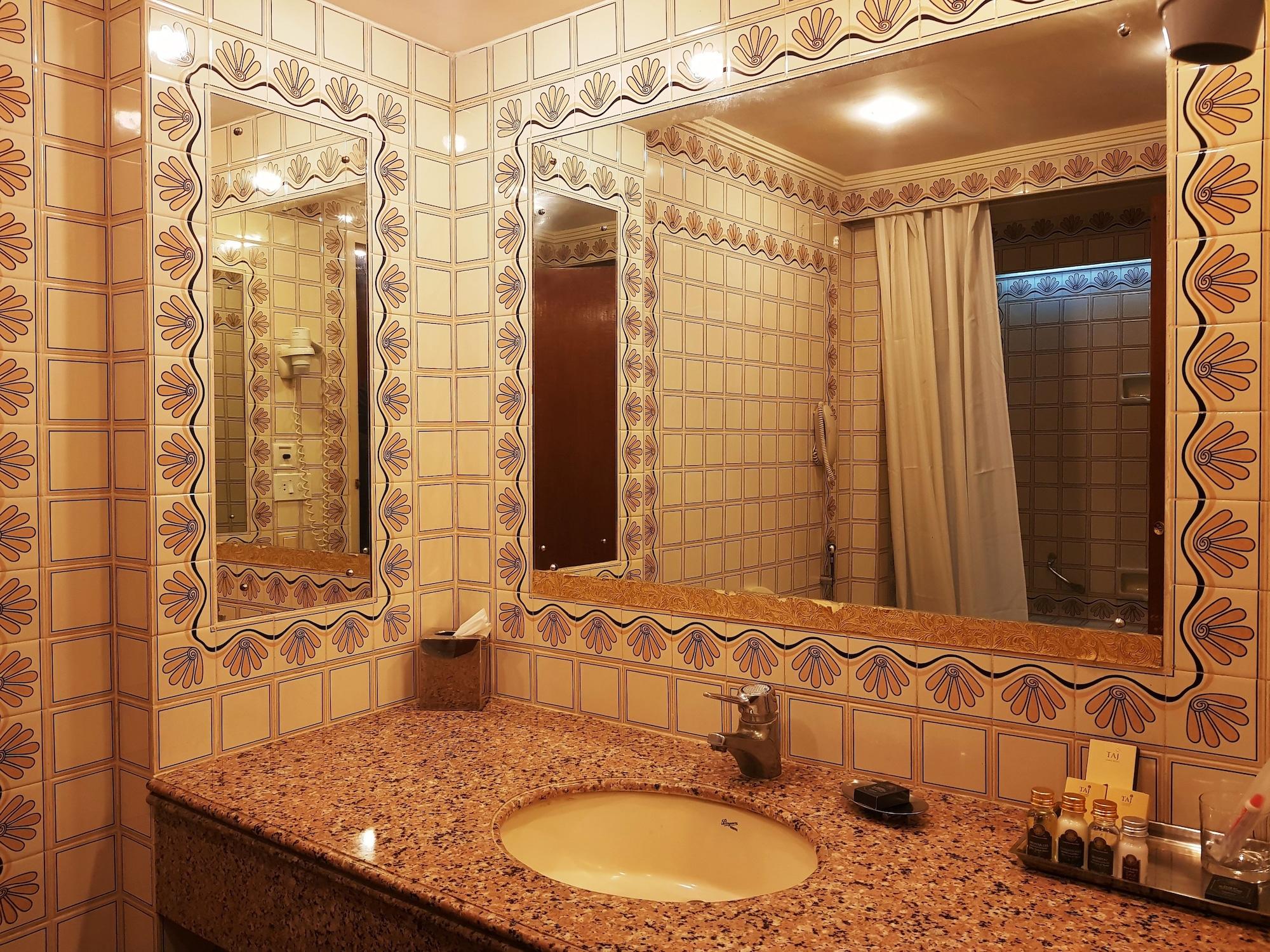 فندق تاج بَنجَرا حيدر أباد المظهر الخارجي الصورة Bathroom mirrors