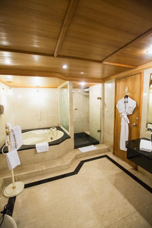 فندق تاج بَنجَرا حيدر أباد المظهر الخارجي الصورة A bathroom with a shower and a bathtub