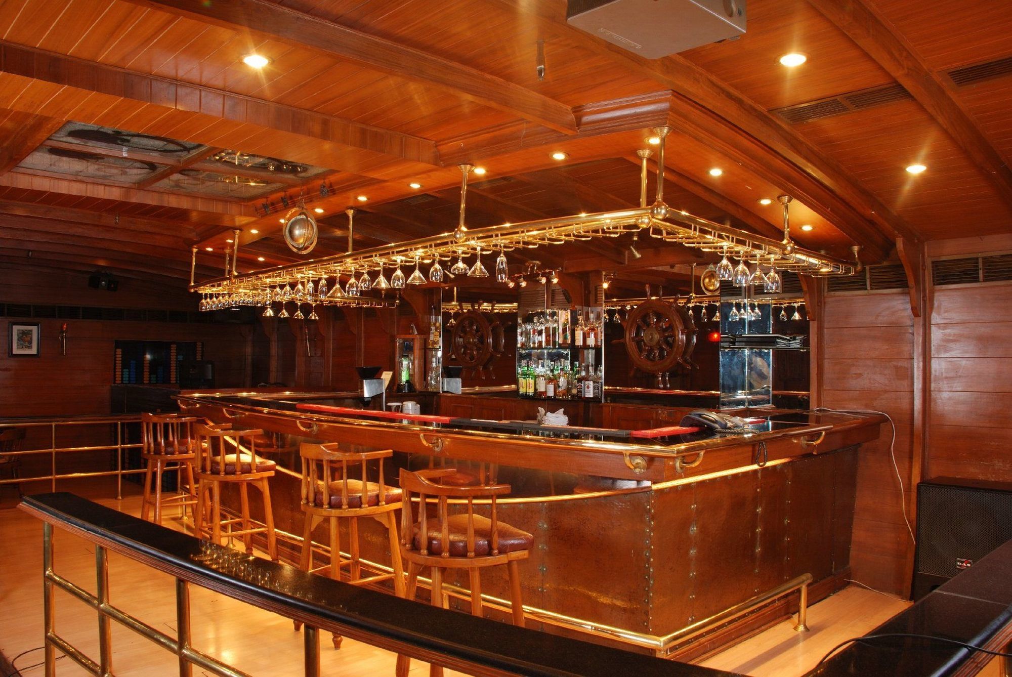 فندق تاج بَنجَرا حيدر أباد المطعم الصورة The bar on board the Calypso