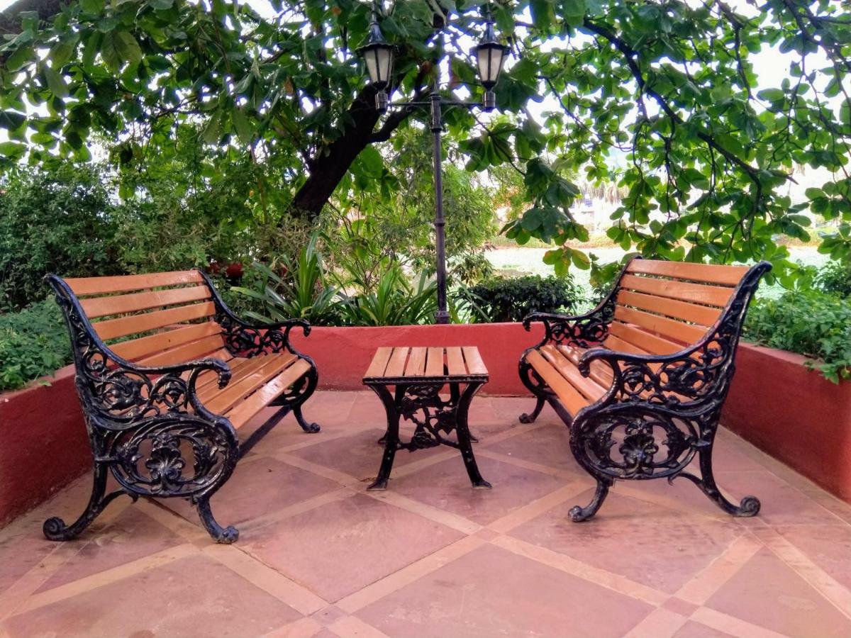 فندق تاج بَنجَرا حيدر أباد المظهر الخارجي الصورة A cast iron bench